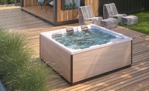 Detalle de jacuzzi exterior integrado