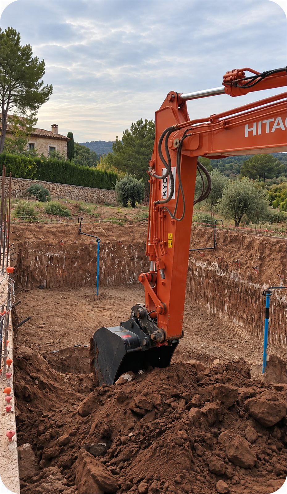 Excavadora realizando el vaciado y preparación de un terreno