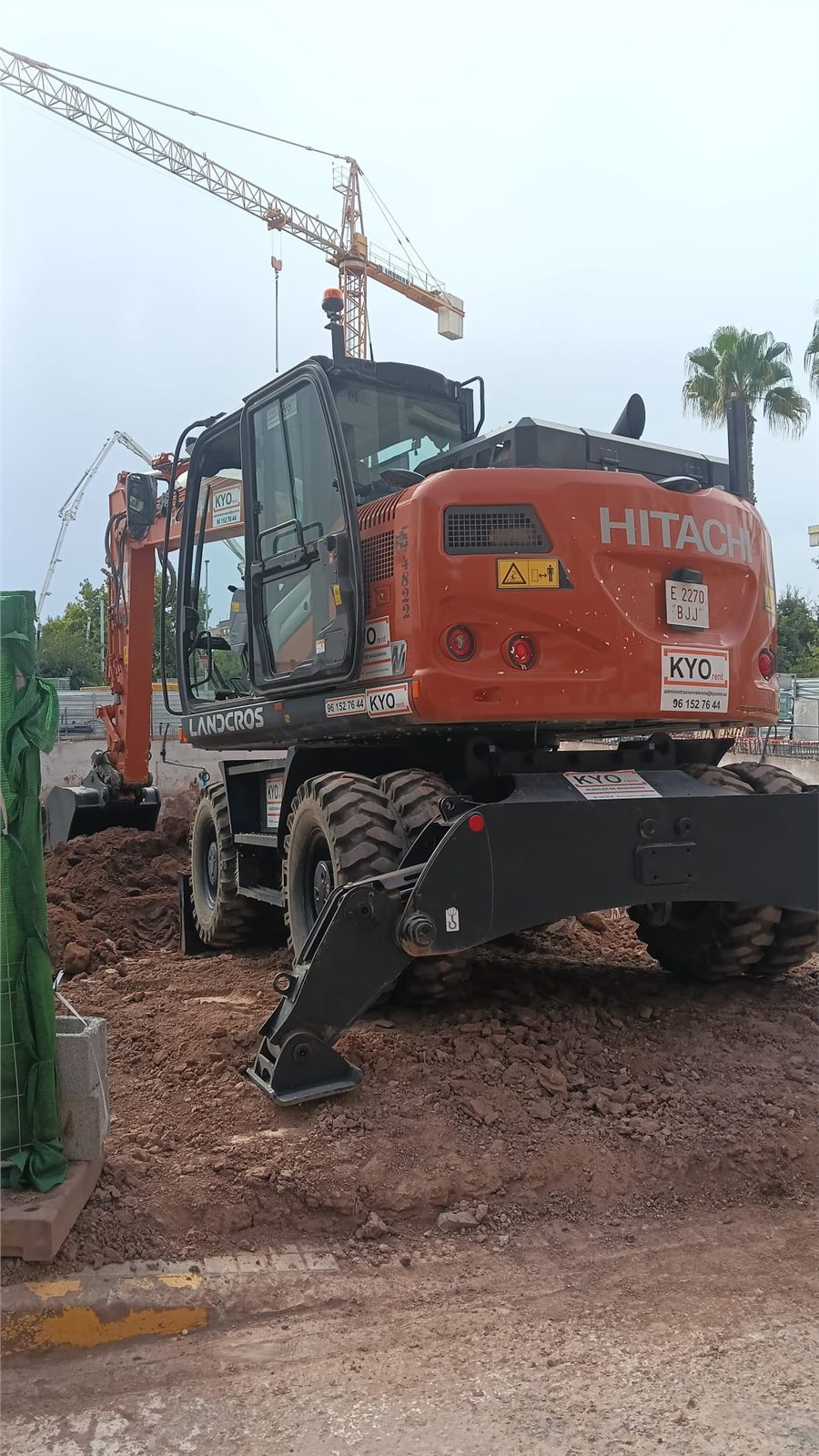 Excavadora con conductor trabajando en una obra