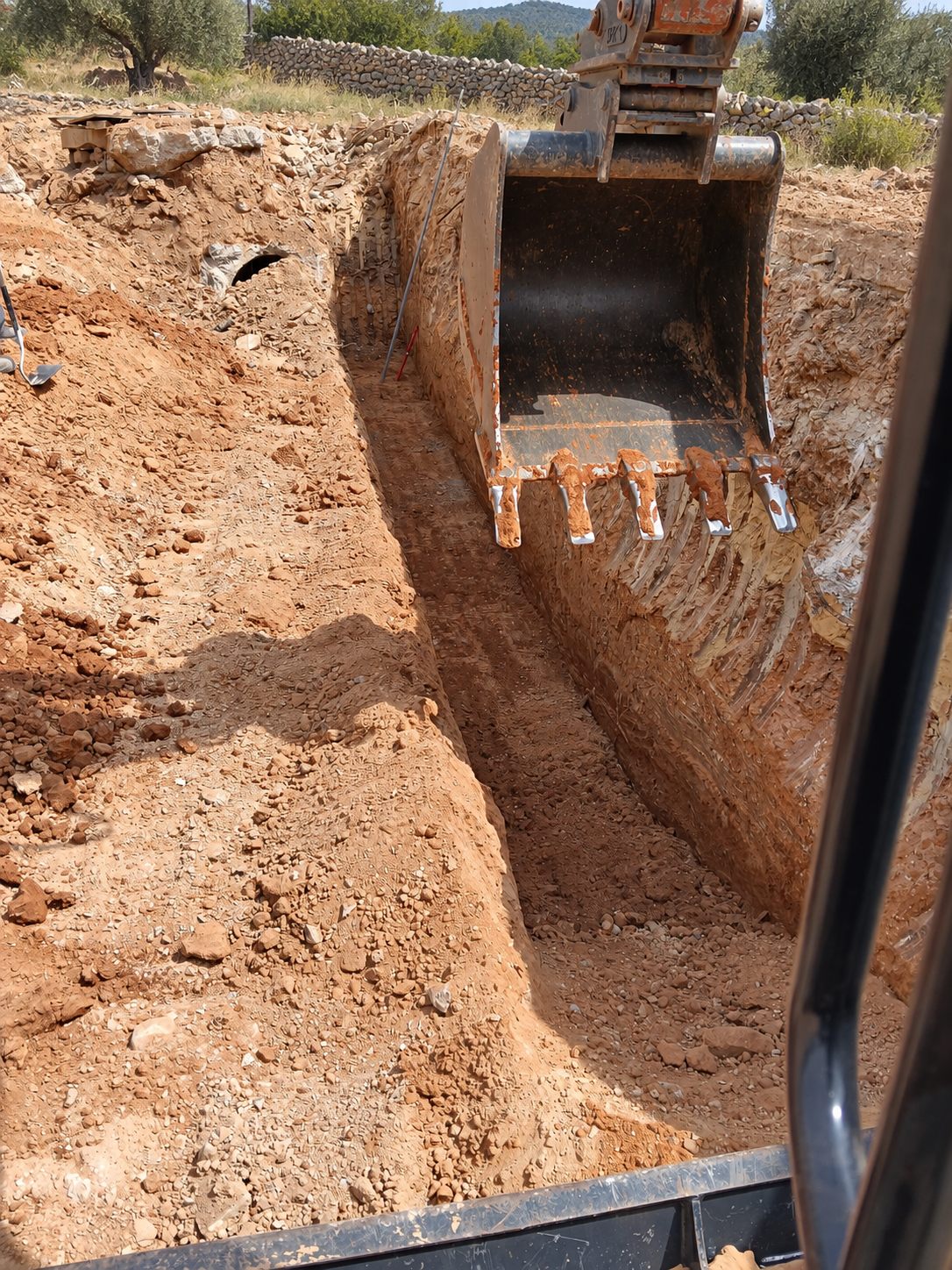 Apertura de una zanja con excavadora