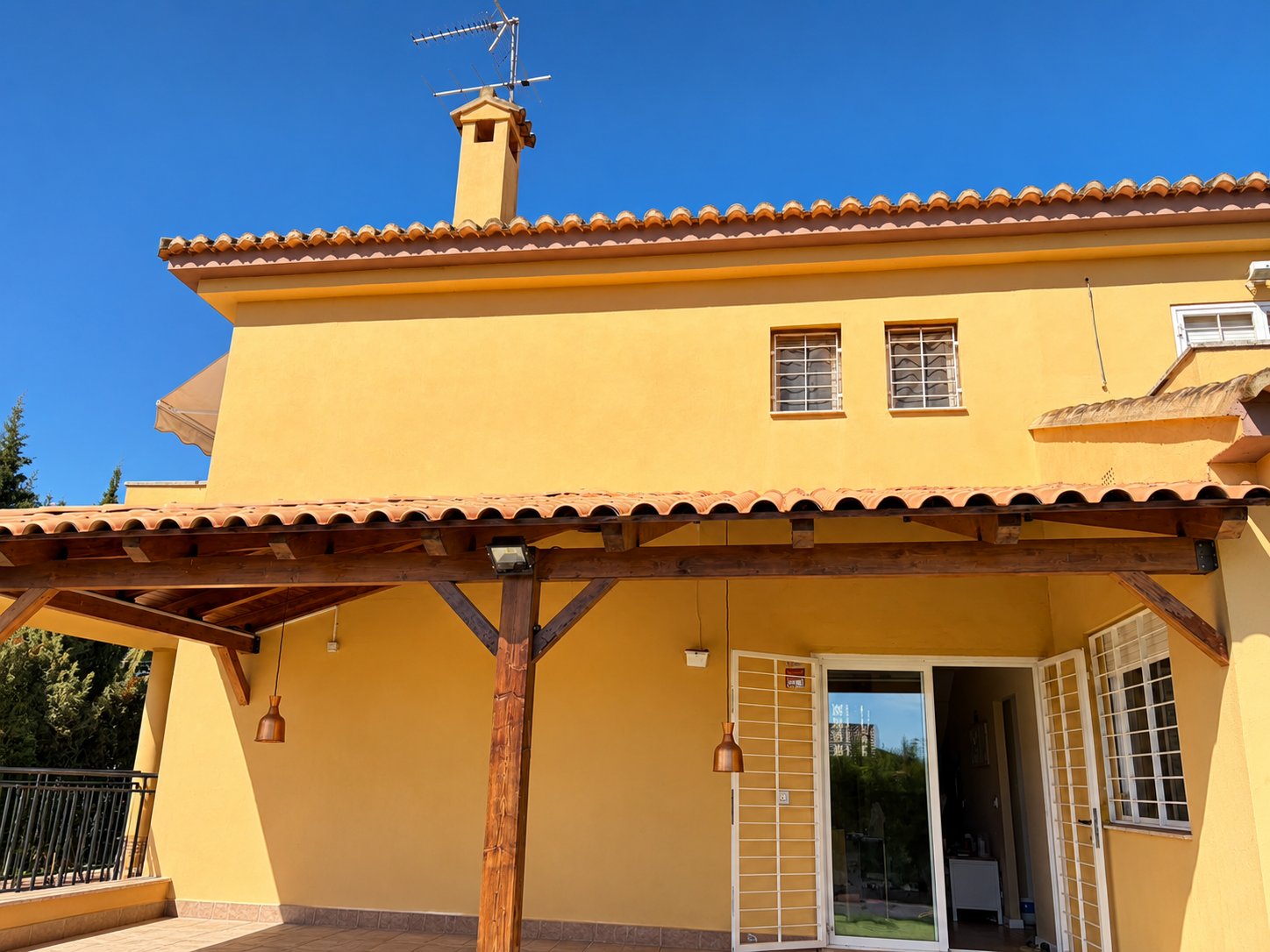 Porche de madera construido junto a una vivienda unifamiliar de Riba-roja de Túria