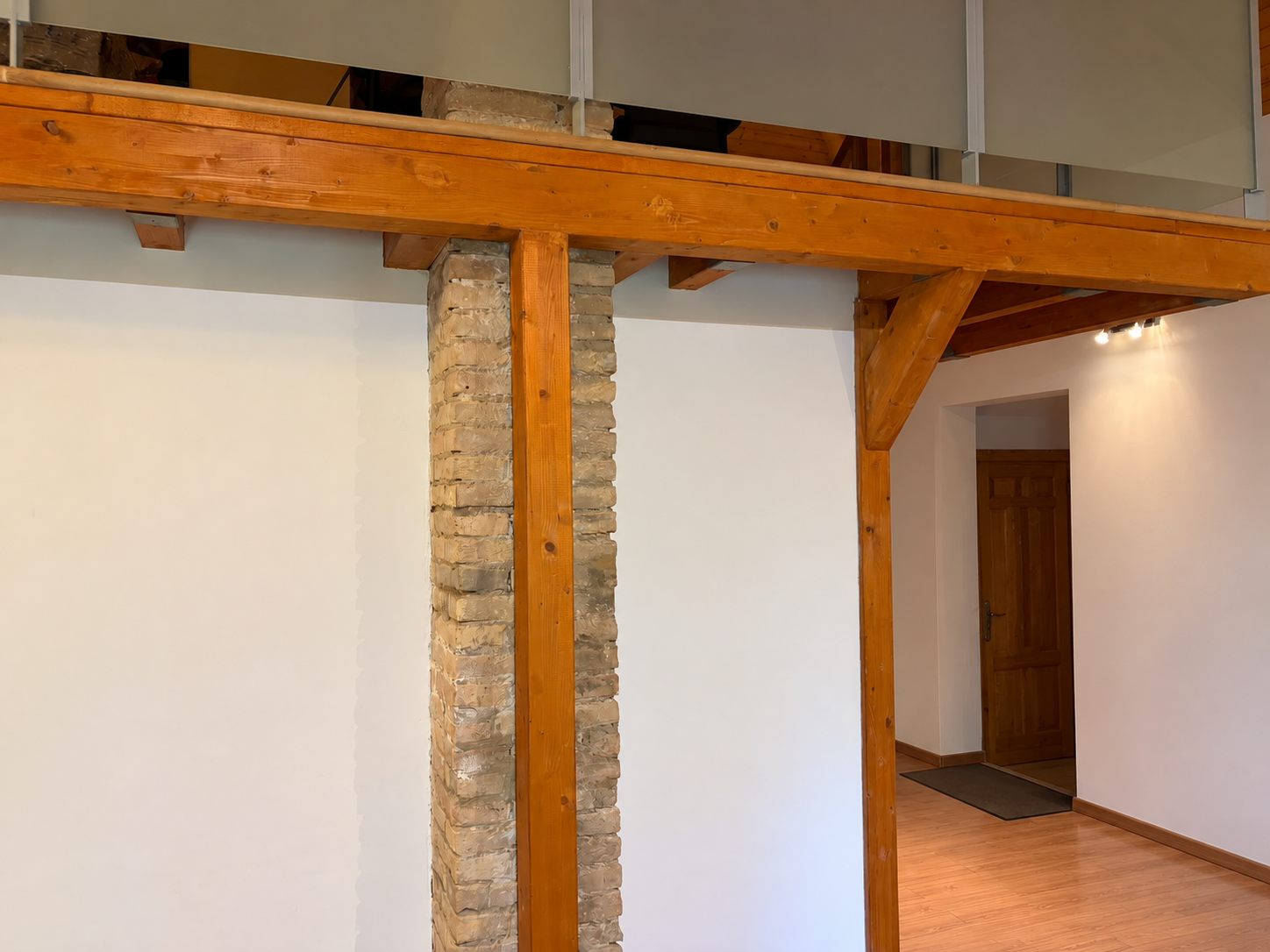 Vista general de las vigas de madera reparadas tras la intervención