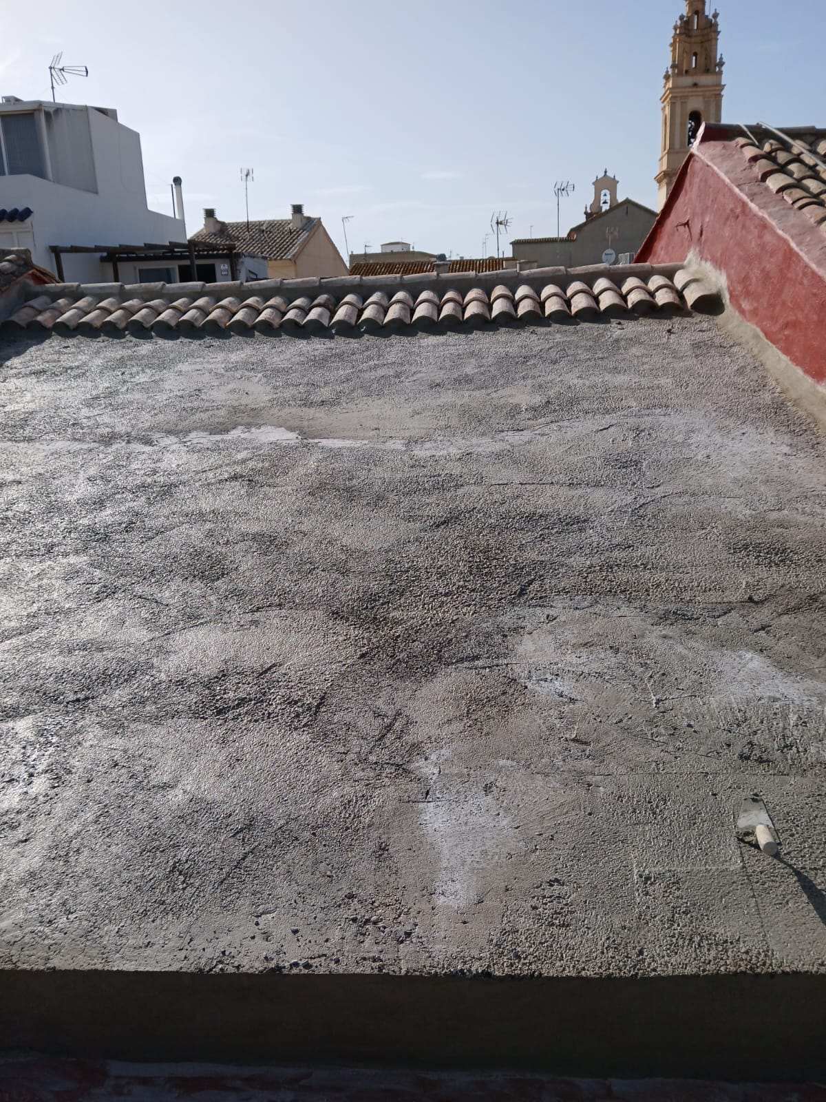 Nuevas vigas de madera estructural en tejado de Sollana