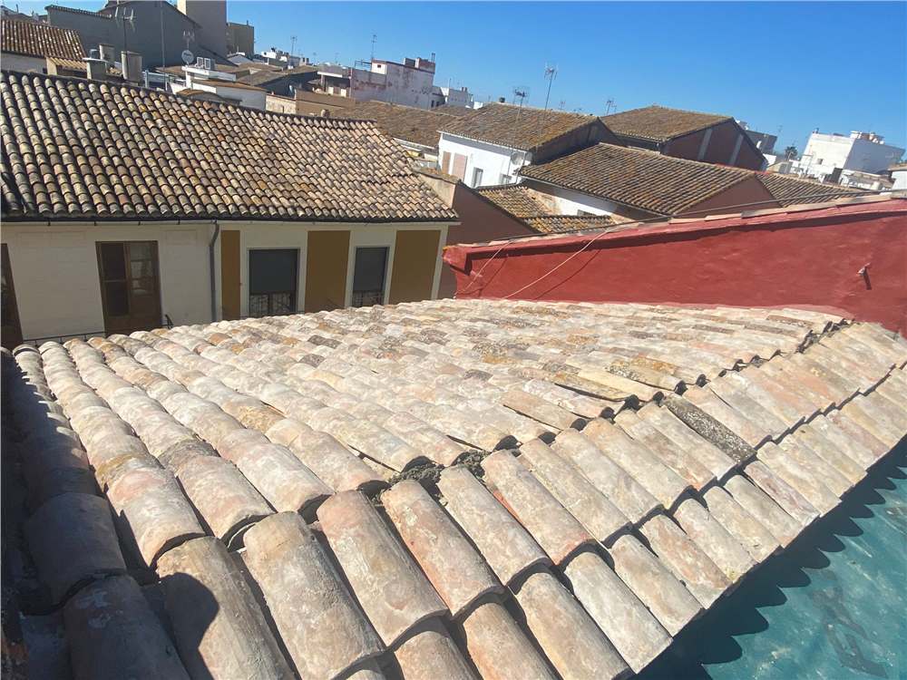 Instalación de aislamiento y tablero estructural en cubierta
