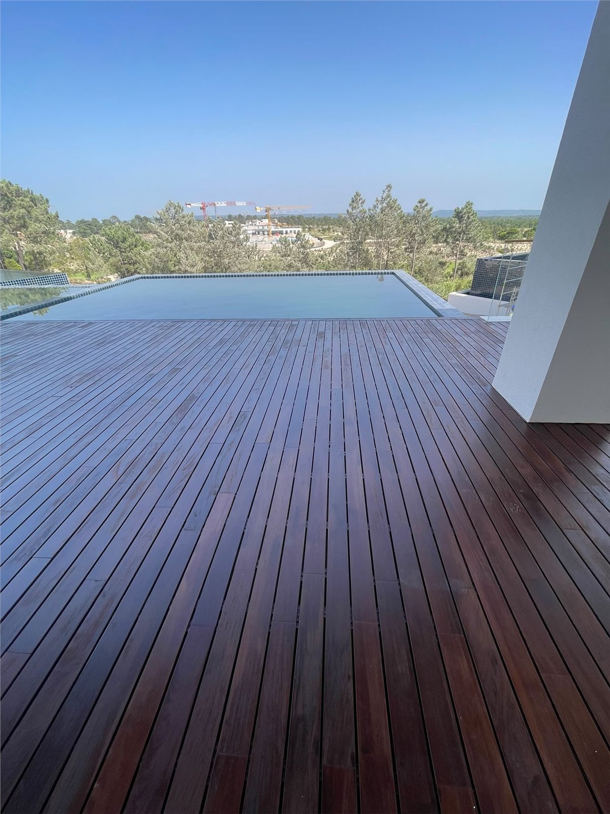 Tarima de madera frente a una piscina con vistas exteriores en Jávea