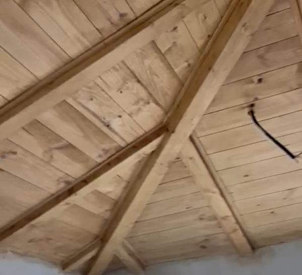 Construcción exterior y cubierta de madera