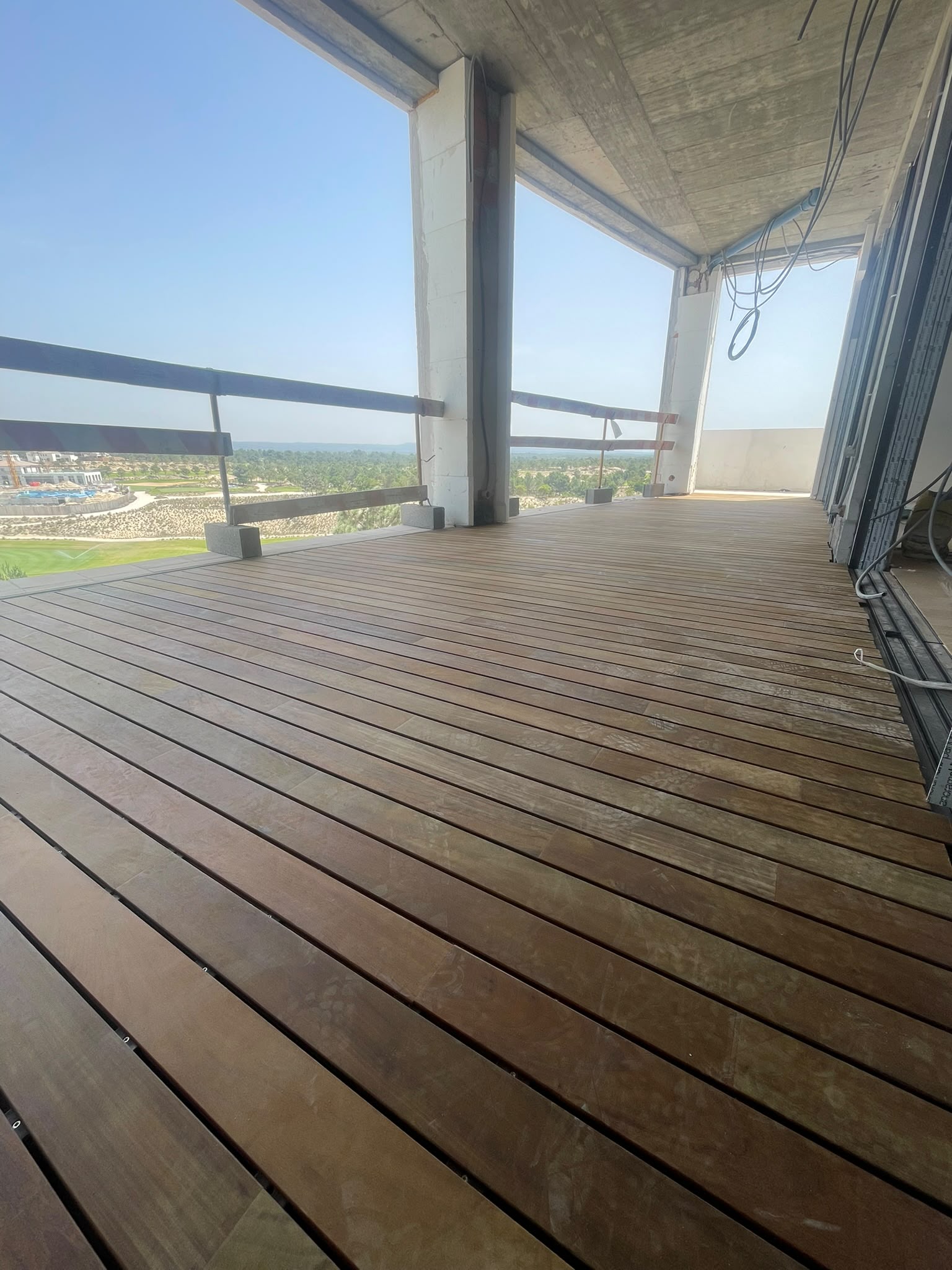 Vista general de la tarima flotante de madera en una terraza exterior de Benicàssim